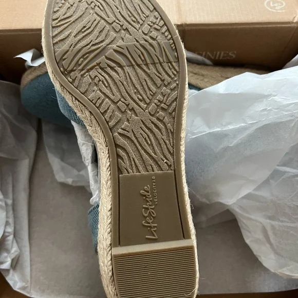 NWB Life Stride Kimmie Espadrille sandals. Size 6W. Denim Blue. - Picture 9 of 10